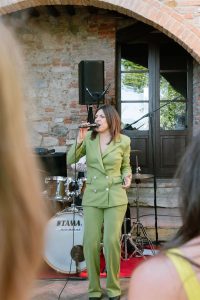 Love Beats Band vocalist singing in a green dress at a Tuscan wedding